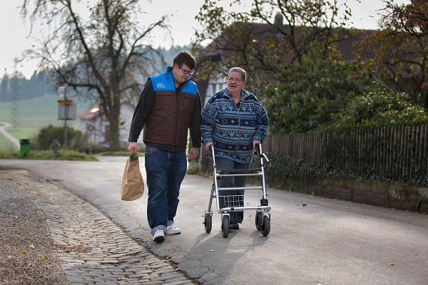 Ein Zivi begleitet Klientin beim Einkauf 
