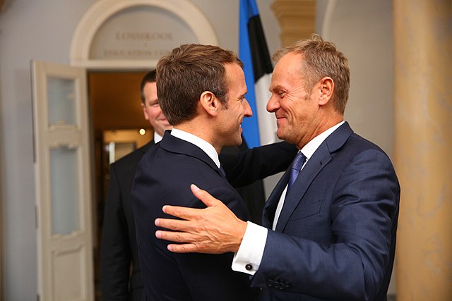  Austausch von Positionen: Emmanuel Macron und Donald Tusk beim digitalen Gipfel in Tallinn, im Oktober 2017. Foto: Arno Mikkor / Wikimedia Commons