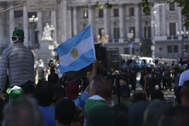 Die nächste G20-Agenda spiegelt auch die sozialen Probleme Argentiniens: Demonstration gegen eine geplante Rentenreform in Buenos Aires am 18. Dezember 2017 (Foto: Wikimedia Commons).