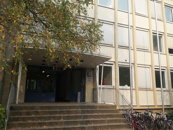 Sophienterrasse 1a: Das frühere Kreiswehrersatzamt in Hamburg-Harvestehude dient als Folgeunterkunft für rund 190 Flüchtlinge. Foto: Sabine Steppat