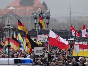 Die neuen Bundesländer sind auch Teil des postsowjetischen Raums. So betrachtet ist es nicht überraschend, dass PEGIDA auch mit Unterstützung polnischer Nationalisten demonstrierte, Dresden, 25. Januar 2015. Foto: Kalispera Dell (https://commons.wikimedia.org/wiki/File:PEGIDA_Demo_DRESDEN_25_Jan_2015_116139858.jpg / https://creativecommons.org/licenses/by/3.0/deed.en)